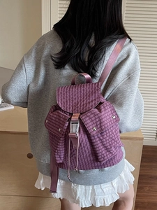 Violetter Damenrucksack mit Karomuster Klappdeckel und praktischen Seitentaschen