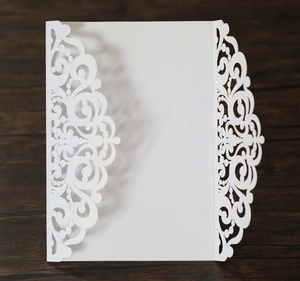 Vue détaillée d'un faire-part de mariage blanc découpé au laser avec motif élégant