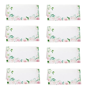 Détail de huit marque-places avec fleurs roses et espace pour écrire le nom des invités
