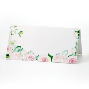 Vue détaillée de l'élégant motif de rose aquarelle sur une carte de table de mariage