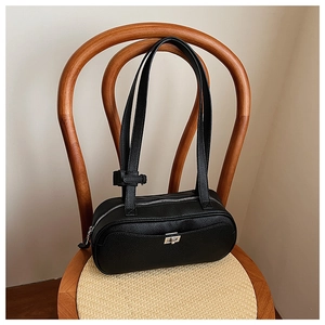 Detailansicht der schwarzen Bowling-Tasche aus Kieselleder mit silbernem Schloss-Detail