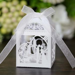 Boîte de dragées de mariage blanche découpée au laser avec motif carrosse et ruban