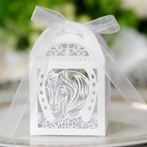 Détail de la boîte cadeau blanche découpée au laser avec motif cheval et nœud en organza