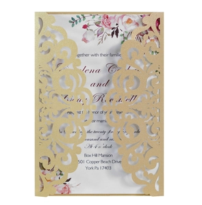 Détail du faire-part de mariage doré à paillettes découpé au laser avec carte florale