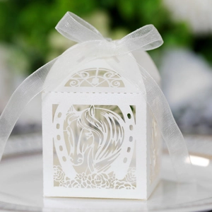 Vue détaillée de la boîte cadeau blanche découpée au laser avec motif cheval et ruban