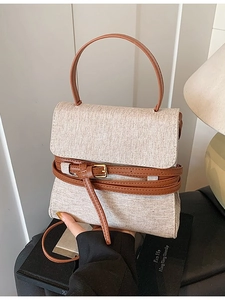 Sac à main en toile minimaliste avec lanières en cuir marron et boucle sur fond de bureau