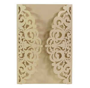Détail de l'invitation de mariage découpée au laser en or champagne avec motifs floraux