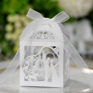 Détail macro d'une boîte à bonbons de mariage découpée au laser avec ruban blanc
