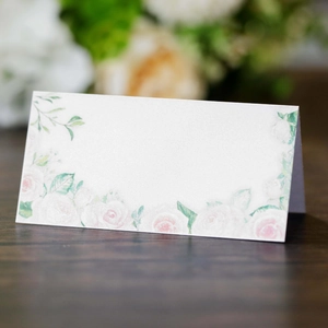 Vue détaillée d'un marque-place élégant avec motif de roses et texture perlée