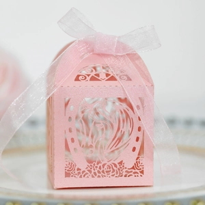 Détail de la boîte cadeau rose découpée au laser avec cheval, rose et ruban en mousseline