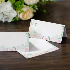 Détail de marque-places élégants avec roses à l'aquarelle pour décoration de mariage