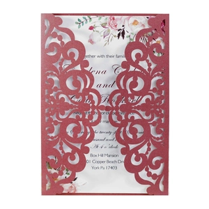 Détail du faire-part de mariage rouge découpé au laser avec carte intérieure fleurie