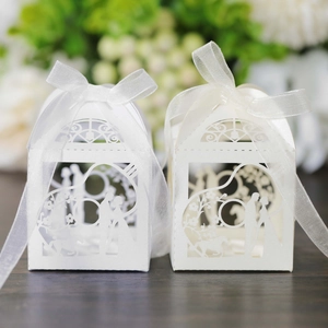 Détail de boîte à bonbons de mariage découpée au laser avec silhouette et ruban