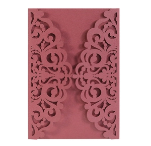 Détail macro d'une invitation de mariage bordeaux découpée au laser avec motifs de vigne