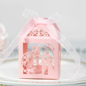 Détail d'une boîte à bonbons de mariage rose découpée au laser avec ruban élégant