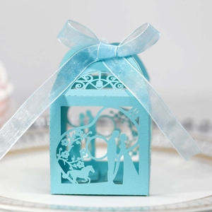 Détail de la boîte à bonbons de mariage bleu clair découpée au laser avec ruban chic