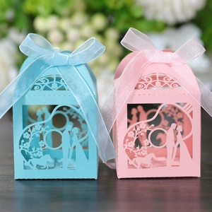 Boîtes de mariage découpées au laser en bleu et rose avec des rubans en organza élégants