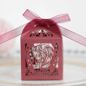Boîte cadeau bordeaux découpée au laser avec motif de cheval et nœud en ruban de soie