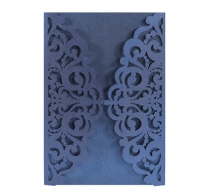 Détail de l'invitation de mariage bleue découpée au laser avec motif floral en dentelle