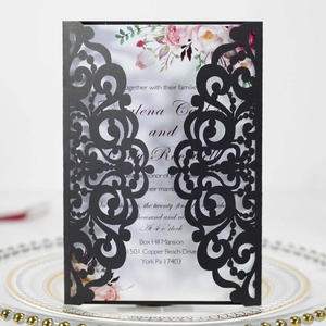 Détail du faire-part de mariage découpé au laser avec élégant imprimé floral
