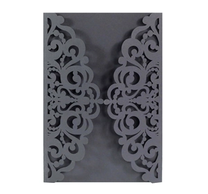 Détail du faire-part de mariage gris foncé découpé au laser avec motifs de dentelle florale