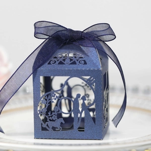 Boîte cadeau ajourée au laser bleu marine avec paillettes et ruban en organza chic