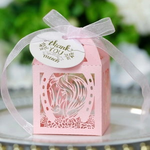 Boîte à dragées rose découpée au laser avec motifs de chevaux, ruban et étiquette