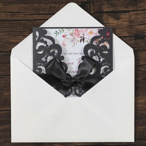 Détail de l'invitation découpée au laser avec ruban noir et carte intérieure fleurie