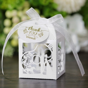 Détail macro d'une boîte cadeau blanche découpée au laser avec ruban en soie