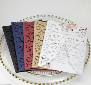 Détails de motifs floraux découpés au laser sur des cartes d'invitation de mariage