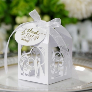 Boîte à bonbons blanche découpée au laser avec silhouettes élégantes et ruban en soie