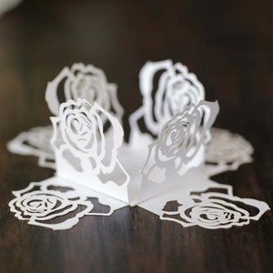 Detaillierte lasergeschnittene weiße Rosenmuster-Papierhülle für Hochzeitsbonbons und Pralinen
