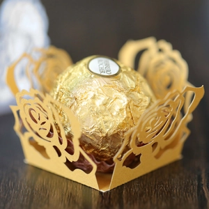 Makroaufnahme der lasergeschnittenen goldenen Pralinenhülle mit Rosenmuster-Hohlraum