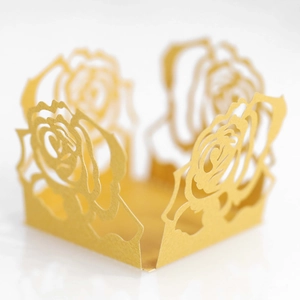 Detaillierte goldene lasergeschnittene Papiermanschette mit Rosenmuster für Hochzeiten