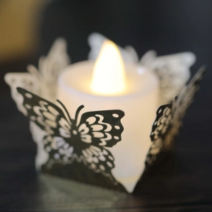 Détail du photophore papillon découpé au laser avec bougie chauffe-plat LED douce