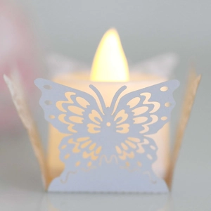 Vue macro détaillée d'un photophore papillon découpé au laser avec bougie LED scintillante