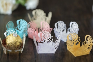Detaillierte lasergeschnittene Pralinenschachtel Rose in Pastellfarben