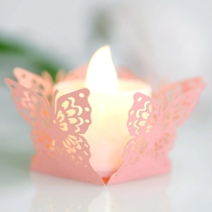 Détail de l'abat-jour papillon rose découpé au laser avec bougie LED chaude