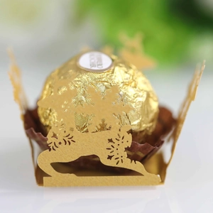 Dettaglio del porta cioccolato renna dorata tagliata al laser per decoro festivo