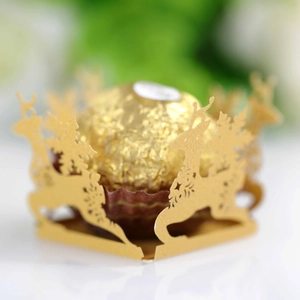 Dettaglio del porta cioccolato natalizio in carta dorata tagliata al laser con renne