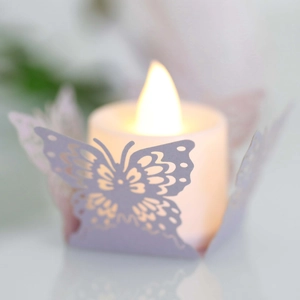 Détail du photophore papillon violet découpé au laser avec bougie LED chaleureuse