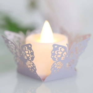 Détail d'une bougie LED chaude avec abat-jour en papier violet découpé au laser papillon