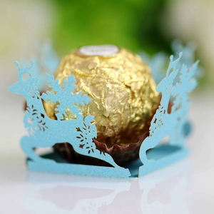 Dettaglio del porta cioccolato di Natale azzurro tagliato al laser con renna e fiocco