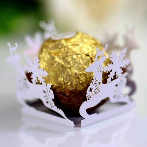 Porta cioccolatini in carta tagliata al laser con renna per decoro natalizio