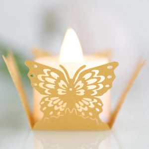 Vue détaillée du photophore papillon doré découpé au laser avec bougie LED allumée