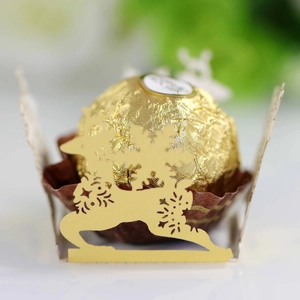 Vista macro di un porta cioccolato dorato a forma di renna per feste di Natale