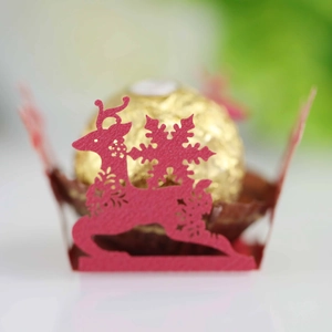 Portacioccolatini in carta rossa tagliata al laser con renna e fiocco per decorazioni