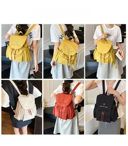 Collage de sacs à dos en toile jaune, beige, rouge rouille et noir pour style collège