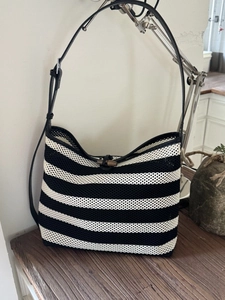 Grand sac fourre-tout tissé à rayures noires et blanches avec bouton en bois et bandoulière