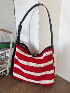 Grand sac cabas en filet à rayures rouges et blanches et bandoulière en cuir noir